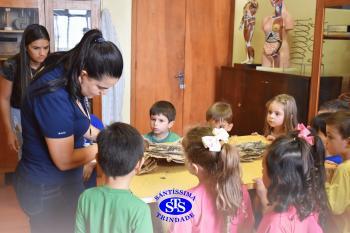 Alunos exploram o Laboratório de Ciências em sua primeira aula | Inf. 4