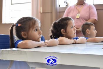 Alunos exploram o Laboratório de Ciências em sua primeira aula | Inf. 4