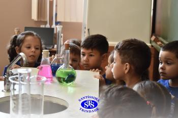 Alunos exploram o Laboratório de Ciências em sua primeira aula | Inf. 4