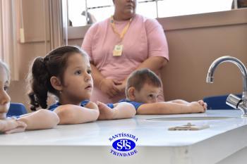 Alunos exploram o Laboratório de Ciências em sua primeira aula | Inf. 4