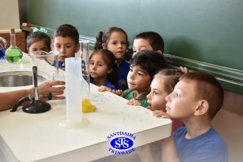 Alunos exploram o Laboratório de Ciências em sua primeira aula | Inf. 4