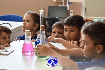 Alunos exploram o Laboratório de Ciências em sua primeira aula | Inf. 4