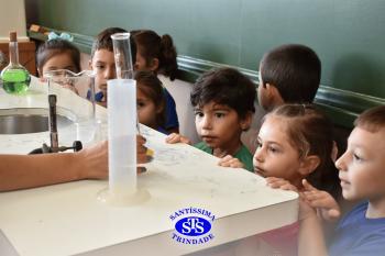 Alunos exploram o Laboratório de Ciências em sua primeira aula | Inf. 4