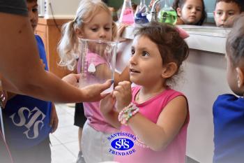 Alunos exploram o Laboratório de Ciências em sua primeira aula | Inf. 4