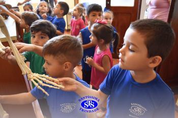 Alunos exploram o Laboratório de Ciências em sua primeira aula | Inf. 4