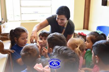 Alunos exploram o Laboratório de Ciências em sua primeira aula | Inf. 4