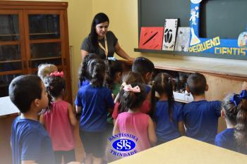 Alunos exploram o Laboratório de Ciências em sua primeira aula | Inf. 4