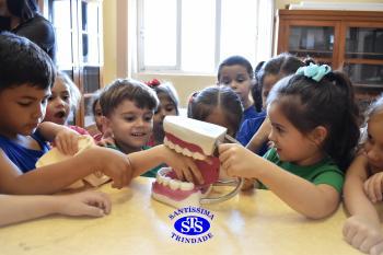 Alunos exploram o Laboratório de Ciências em sua primeira aula | Inf. 4