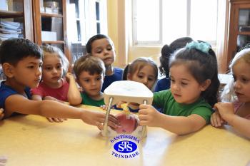 Alunos exploram o Laboratório de Ciências em sua primeira aula | Inf. 4