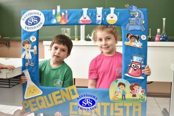 Alunos exploram o Laboratório de Ciências em sua primeira aula | Inf. 4