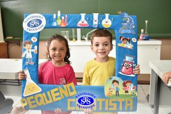 Alunos exploram o Laboratório de Ciências em sua primeira aula | Inf. 4
