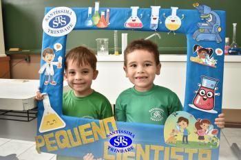 Alunos exploram o Laboratório de Ciências em sua primeira aula | Inf. 4