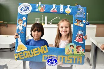 Alunos exploram o Laboratório de Ciências em sua primeira aula | Inf. 4