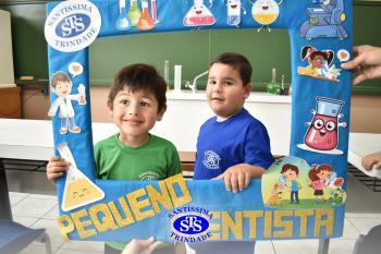 Alunos exploram o Laboratório de Ciências em sua primeira aula | Inf. 4