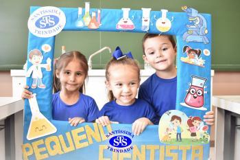 Alunos exploram o Laboratório de Ciências em sua primeira aula | Inf. 4