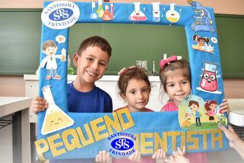 Alunos exploram o Laboratório de Ciências em sua primeira aula | Inf. 4