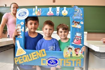 Alunos exploram o Laboratório de Ciências em sua primeira aula | Inf. 4