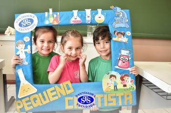 Alunos exploram o Laboratório de Ciências em sua primeira aula | Inf. 4