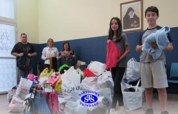 Colégio realiza entrega de agasalhos arrecadados durante campanha