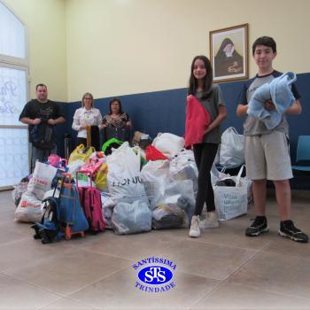 Colégio realiza entrega de agasalhos arrecadados durante campanha