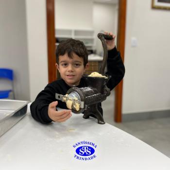 Alunos fazem bolachas para presentear os avós | Infantil 5 