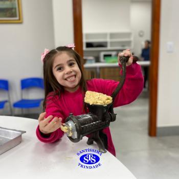 Alunos fazem bolachas para presentear os avós | Infantil 5 
