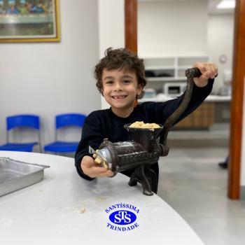 Alunos fazem bolachas para presentear os avós | Infantil 5 