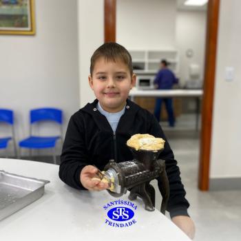 Alunos fazem bolachas para presentear os avós | Infantil 5 