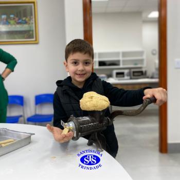 Alunos fazem bolachas para presentear os avós | Infantil 5 