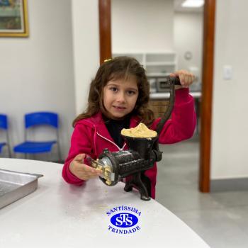 Alunos fazem bolachas para presentear os avós | Infantil 5 