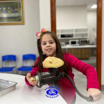 Alunos fazem bolachas para presentear os avós | Infantil 5 