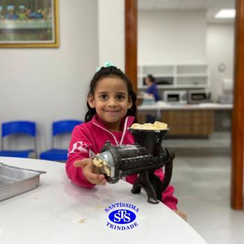 Alunos fazem bolachas para presentear os avós | Infantil 5 