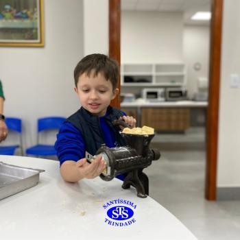 Alunos fazem bolachas para presentear os avós | Infantil 5 