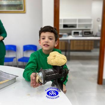 Alunos fazem bolachas para presentear os avós | Infantil 5 