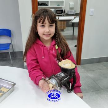Alunos fazem bolachas para presentear os avós | Infantil 5 