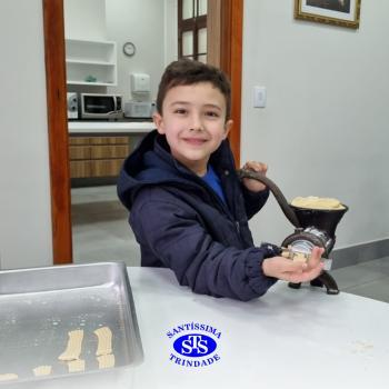 Alunos fazem bolachas para presentear os avós | Infantil 5 