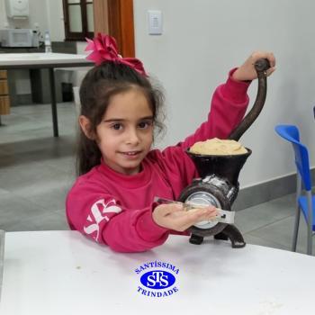 Alunos fazem bolachas para presentear os avós | Infantil 5 