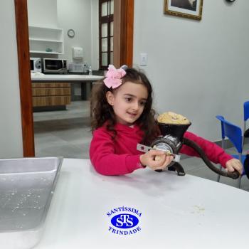 Alunos fazem bolachas para presentear os avós | Infantil 5 