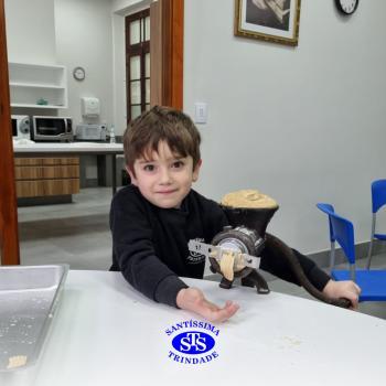 Alunos fazem bolachas para presentear os avós | Infantil 5 