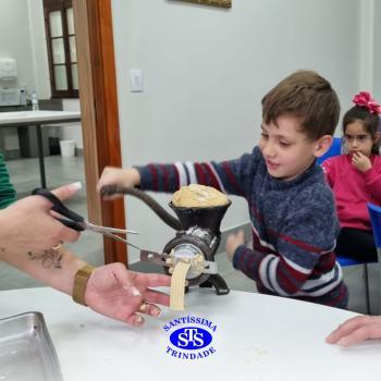 Alunos fazem bolachas para presentear os avós | Infantil 5 