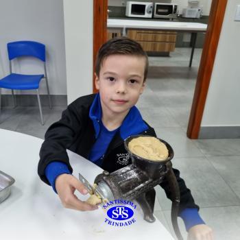 Alunos fazem bolachas para presentear os avós | Infantil 5 