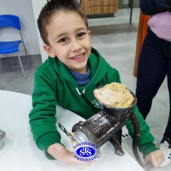 Alunos fazem bolachas para presentear os avós | Infantil 5 