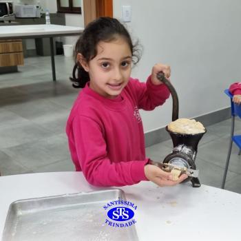 Alunos fazem bolachas para presentear os avós | Infantil 5 