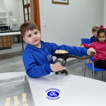 Alunos fazem bolachas para presentear os avós | Infantil 5 