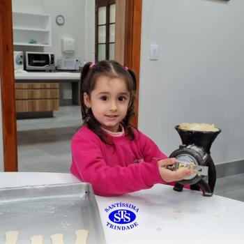 Alunos fazem bolachas para presentear os avós | Infantil 5 