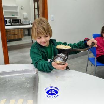Alunos fazem bolachas para presentear os avós | Infantil 5 