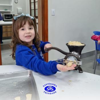 Alunos fazem bolachas para presentear os avós | Infantil 5 