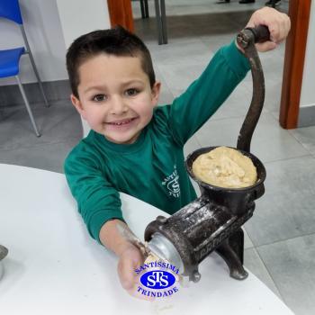 Alunos fazem bolachas para presentear os avós | Infantil 5 