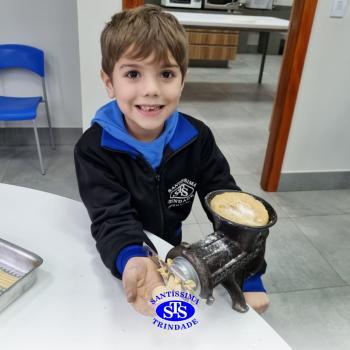 Alunos fazem bolachas para presentear os avós | Infantil 5 