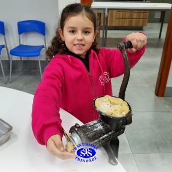 Alunos fazem bolachas para presentear os avós | Infantil 5 